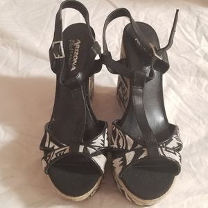 Arizona Black/White Triangle Geometric Wedge
